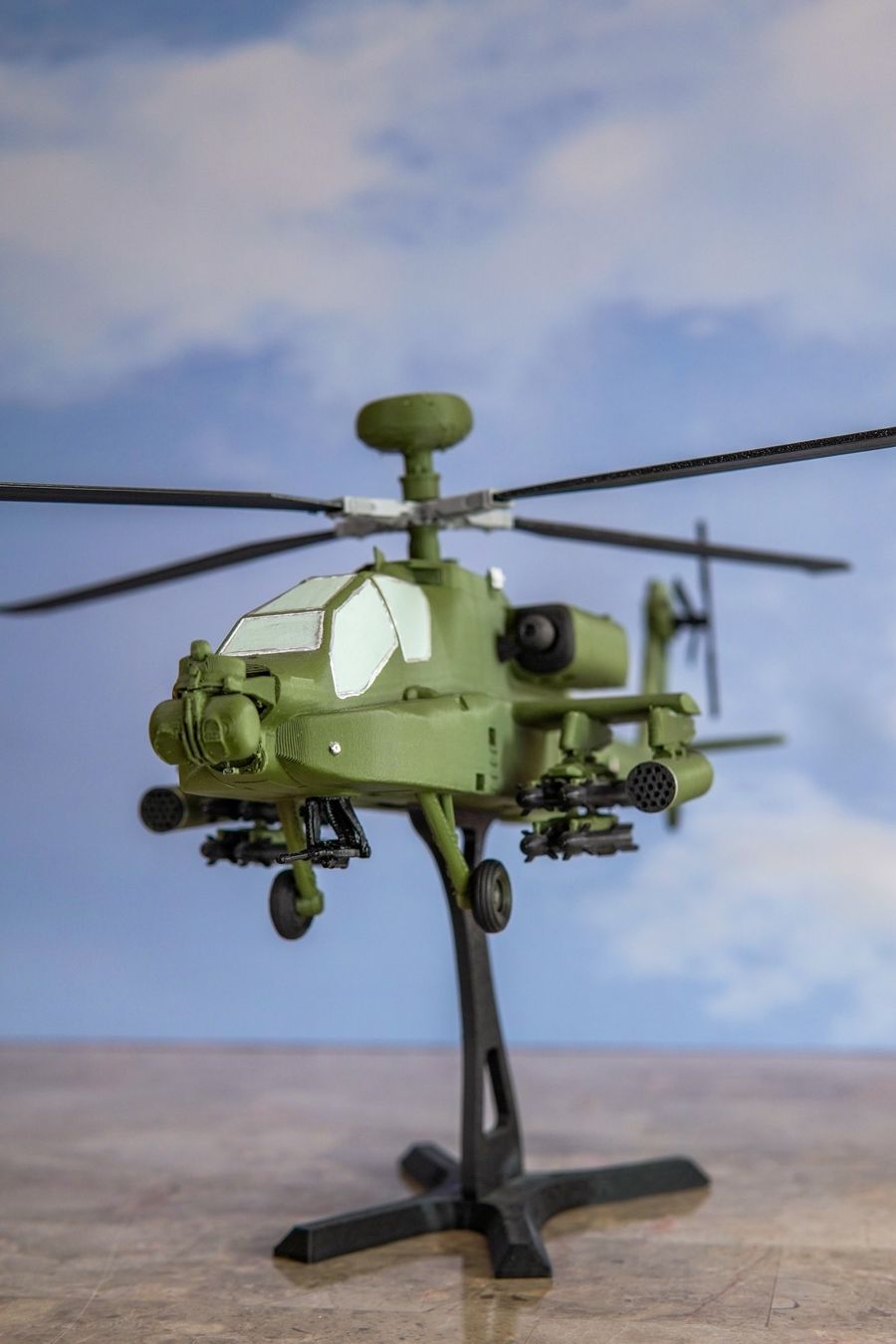 Maqueta de helicóptero AH-64 Apache hecha por Space Lab
