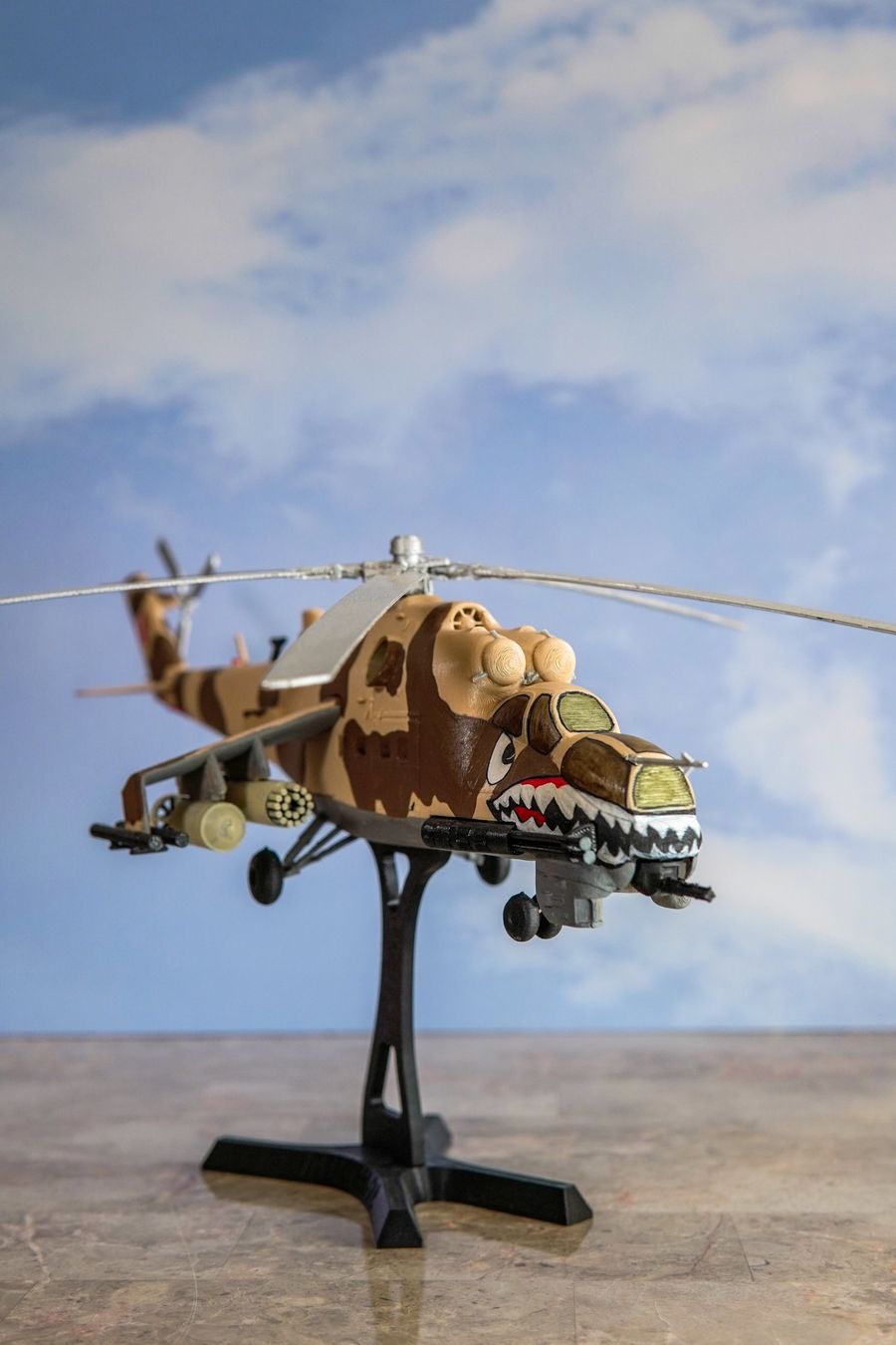 Maqueta de helicóptero Mi-35 con camuflaje desértico hecha por Space Lab