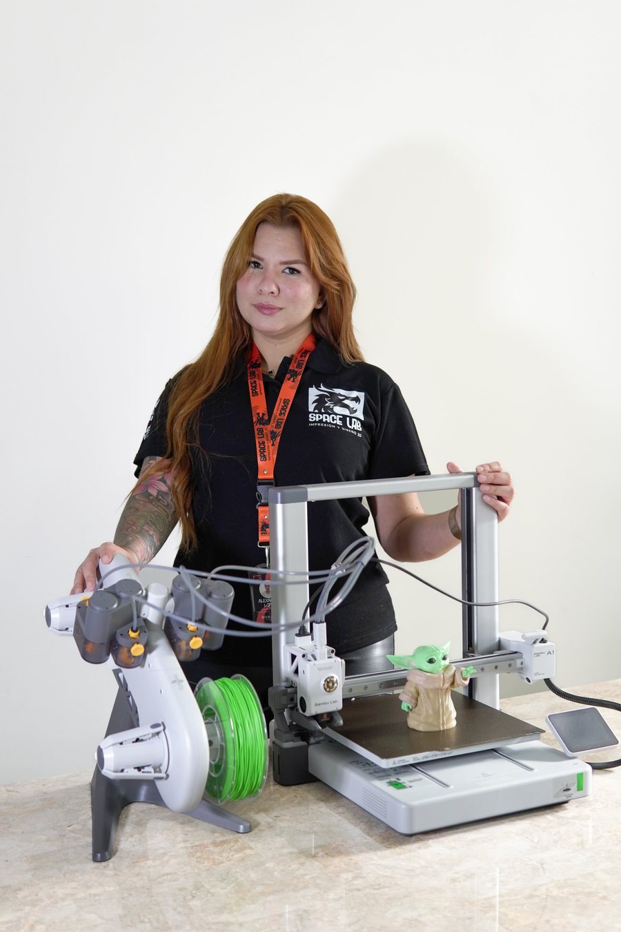 Alexandra López, directora de Space Lab, junto a una de sus impresoras 3D