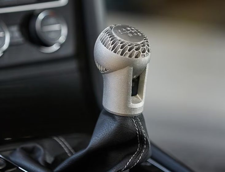 Perilla de cambios impresa en 3D instalada en un auto